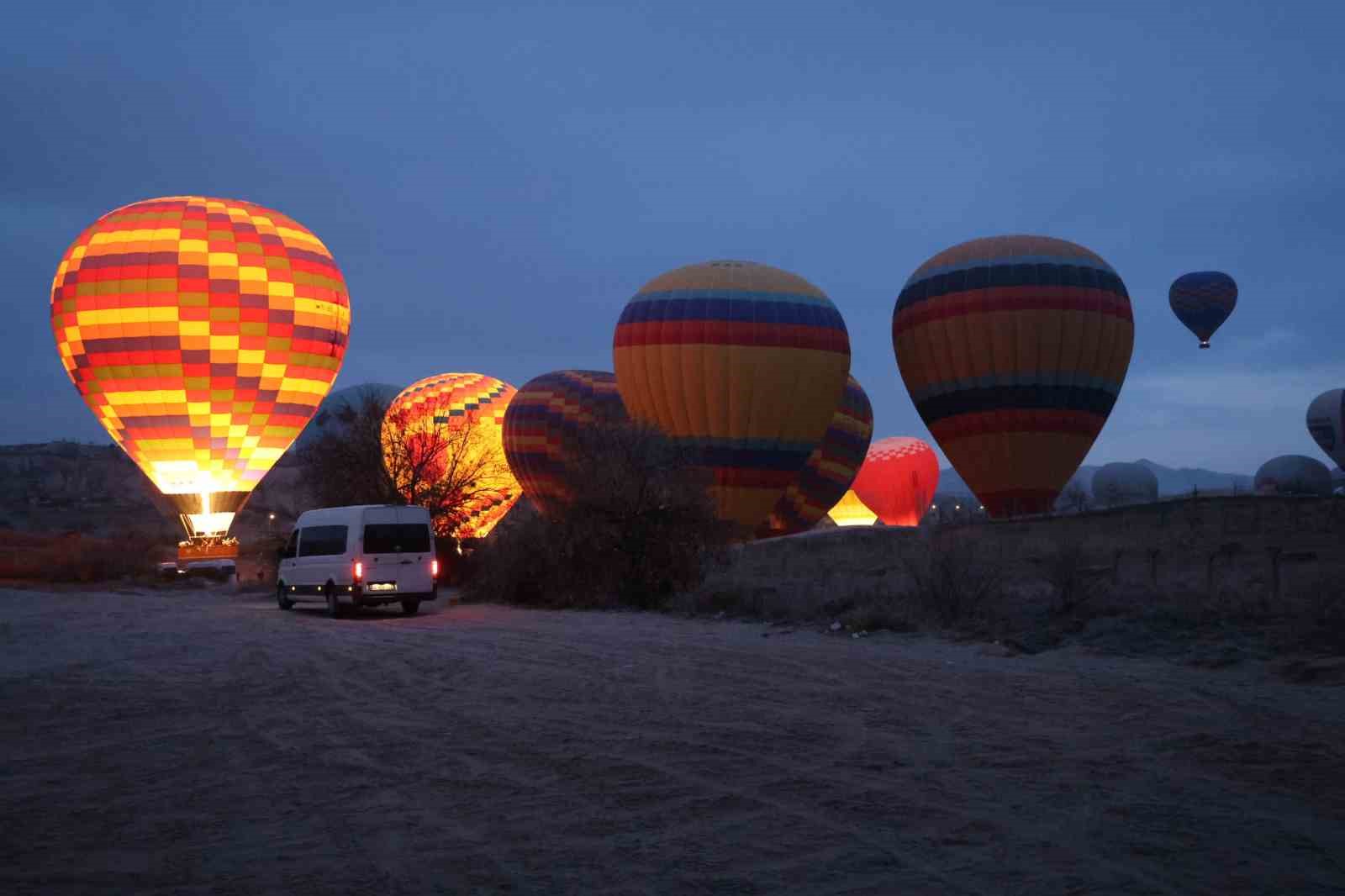 Kapadokya’da turistler yılın ilk güneşinin doğuşunu sıcak hava balonlarında izledi
