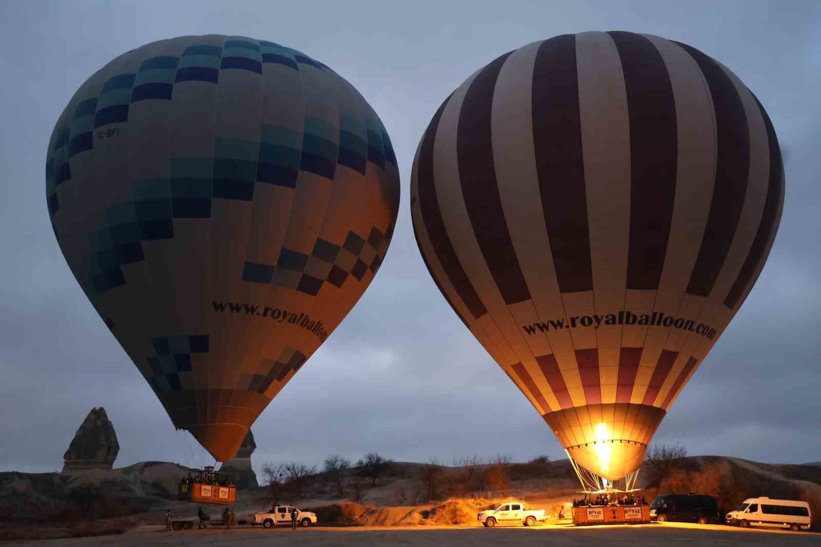 Kapadokya’da turistler yılın ilk güneşinin doğuşunu sıcak hava balonlarında izledi
