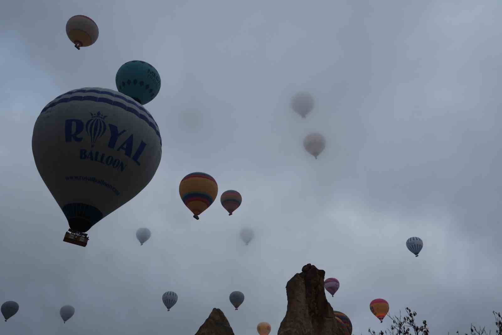 Kapadokya’da turistler yılın ilk güneşinin doğuşunu sıcak hava balonlarında izledi
