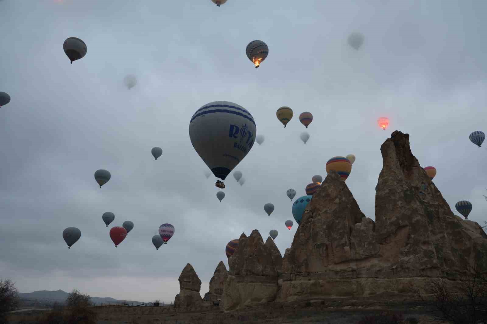 Kapadokya’da turistler yılın ilk güneşinin doğuşunu sıcak hava balonlarında izledi
