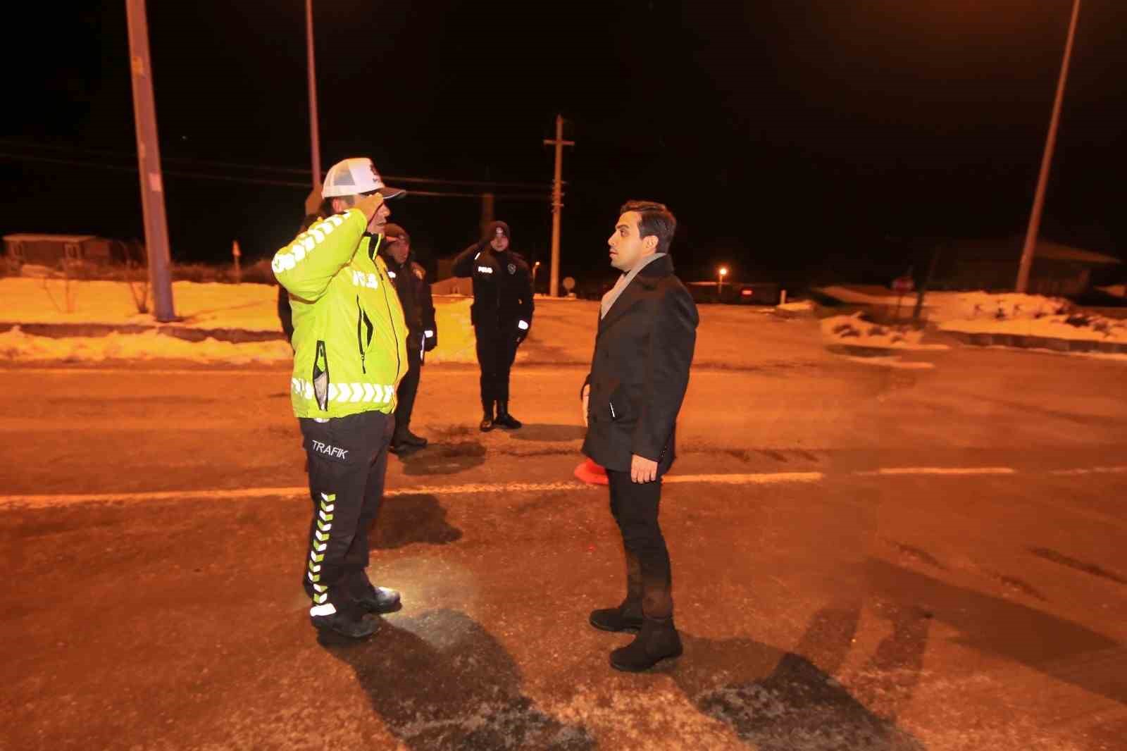 Çameli protokolü yeni yıla görev başında giren personeli yalnız bırakmadı
