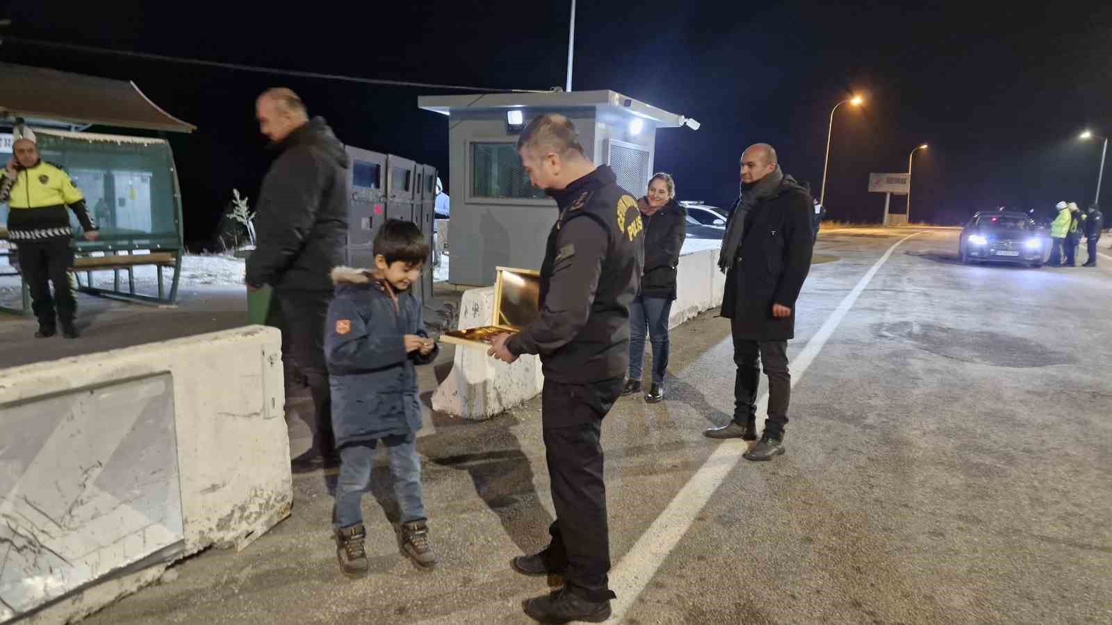 9 yaşındaki Yaman, 3 yıldır yılbaşında polislere çikolata dağıtıyor
