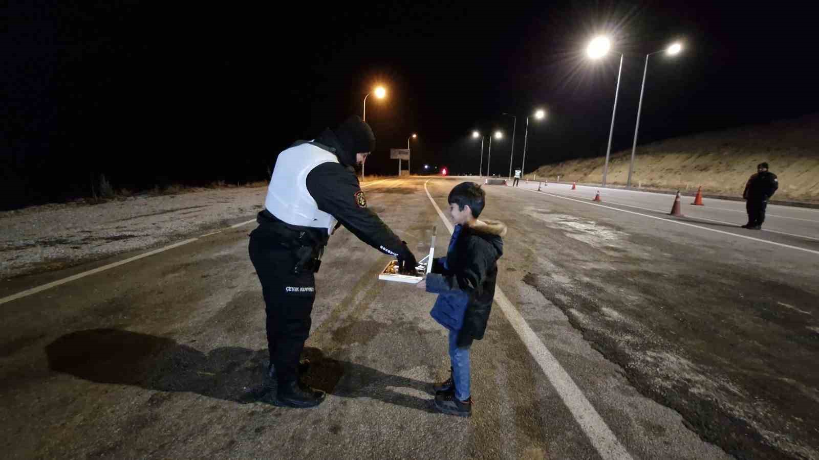 9 yaşındaki Yaman, 3 yıldır yılbaşında polislere çikolata dağıtıyor
