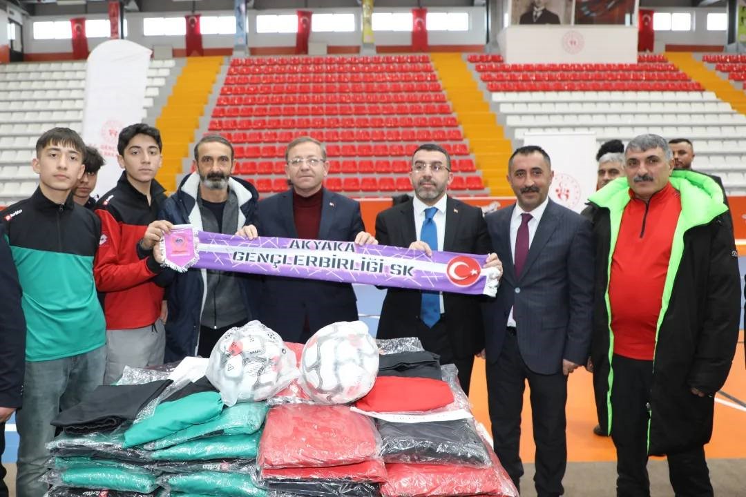 Kars’ta amatör spor kulüplerine malzeme desteği
