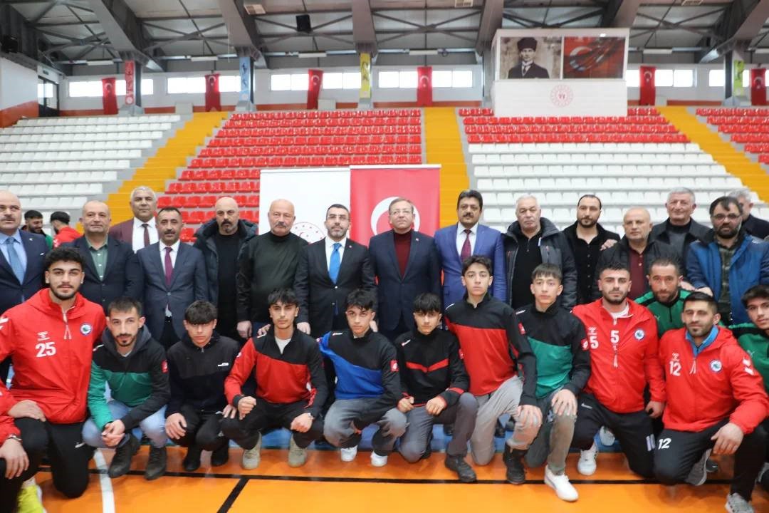 Kars’ta amatör spor kulüplerine malzeme desteği
