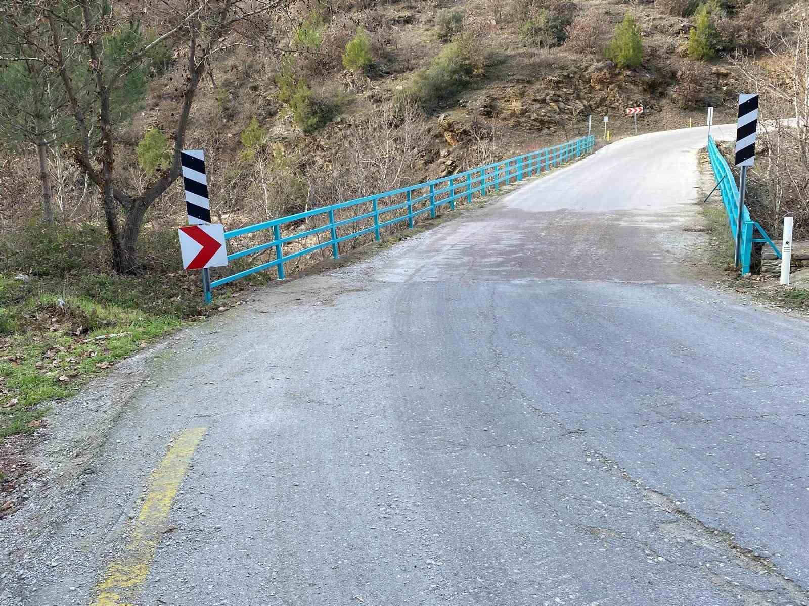 Salihli ve Alaşehir’de köprü korkulukları yenilendi
