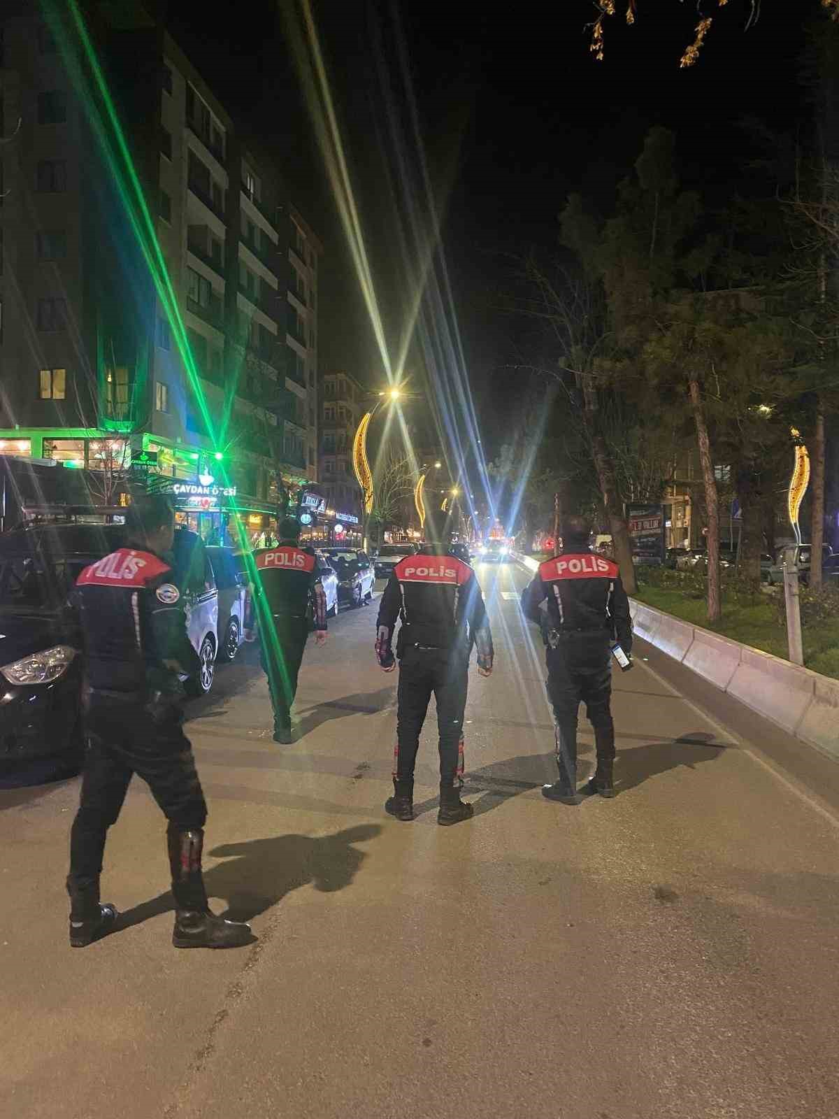 Polis yılbaşı gecesi 3 bin 612 kişinin kimlik sorgulamasını yapıp, 900 aracı kontrol etti
