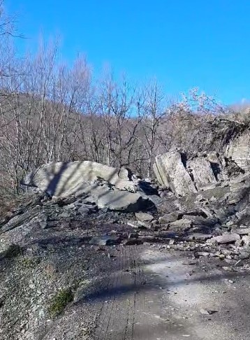 Yangın dehşetinin ardından bu sefer heyelanda yolları kapandı
