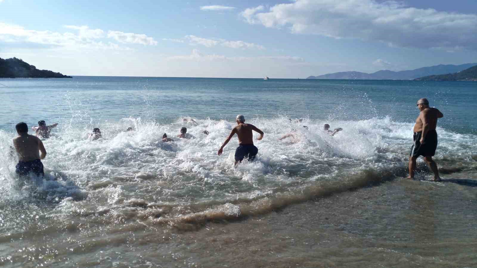 Mersin’de yeni yılın ilk günü: Hem kayak, hem deniz keyfi
