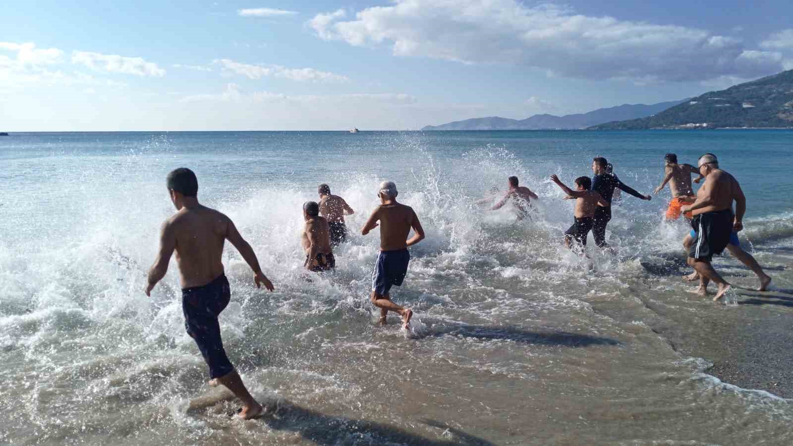 Mersin’de yeni yılın ilk günü: Hem kayak, hem deniz keyfi
