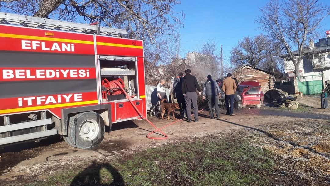 Park halindeki otomobilde çıkan yangın söndürüldü
