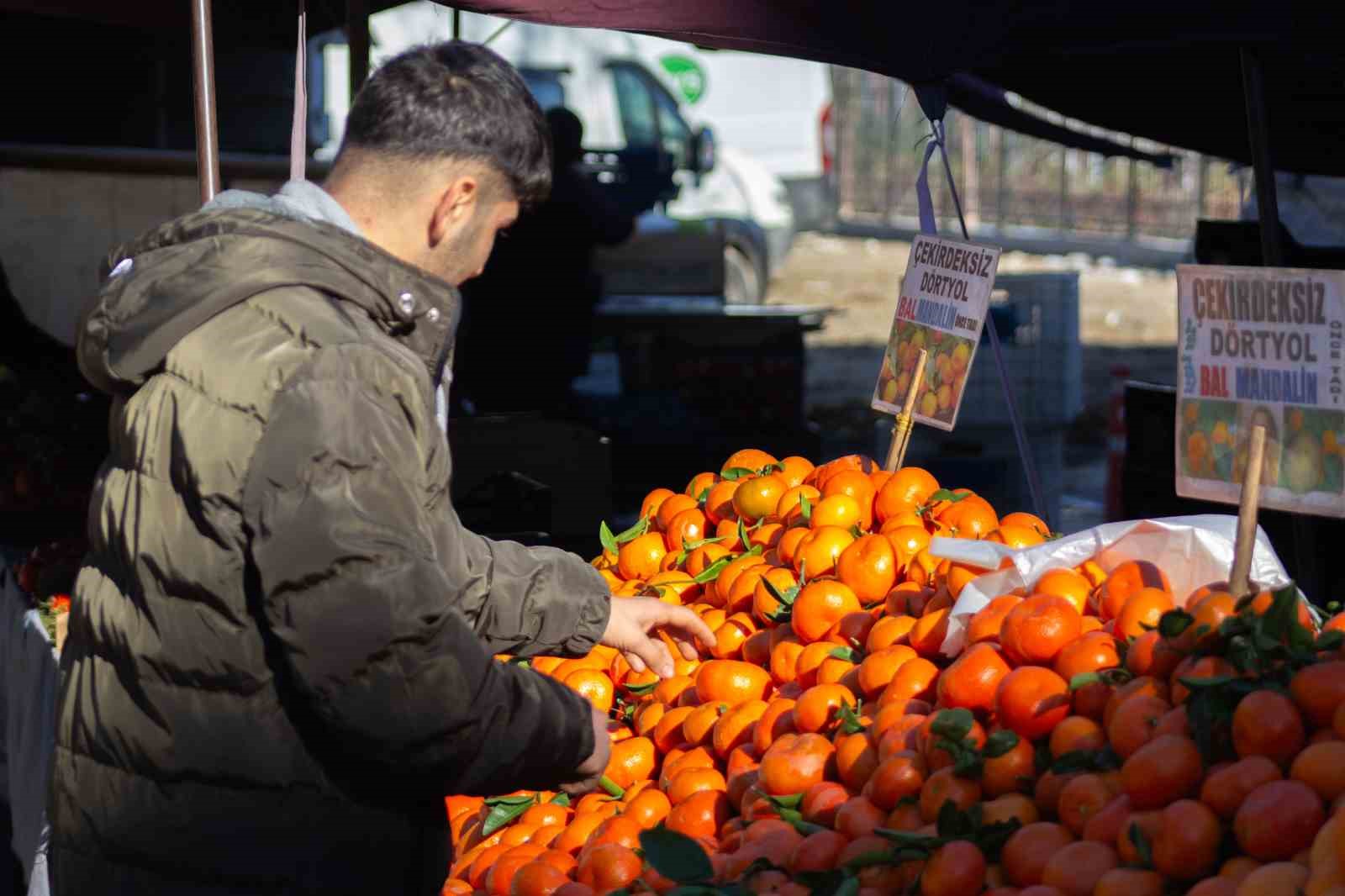 Yeni yılın ilk günü temizlik görevlileri ve pazarcılar çalıştı
