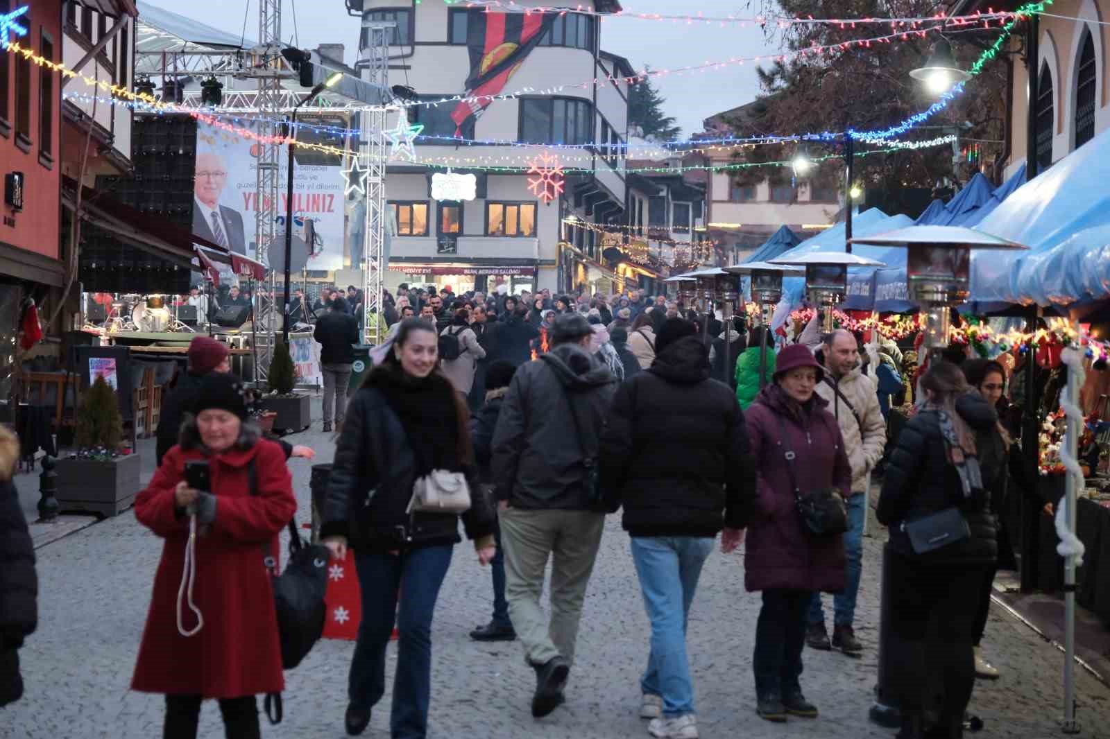 Odunpazarı Belediyesi’nin yeni yıl pazarı büyük ilgi gördü
