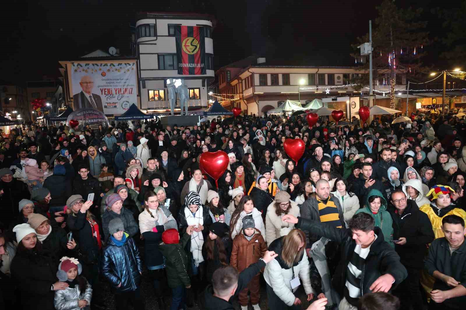 Odunpazarı Belediyesi’nin yeni yıl pazarı büyük ilgi gördü
