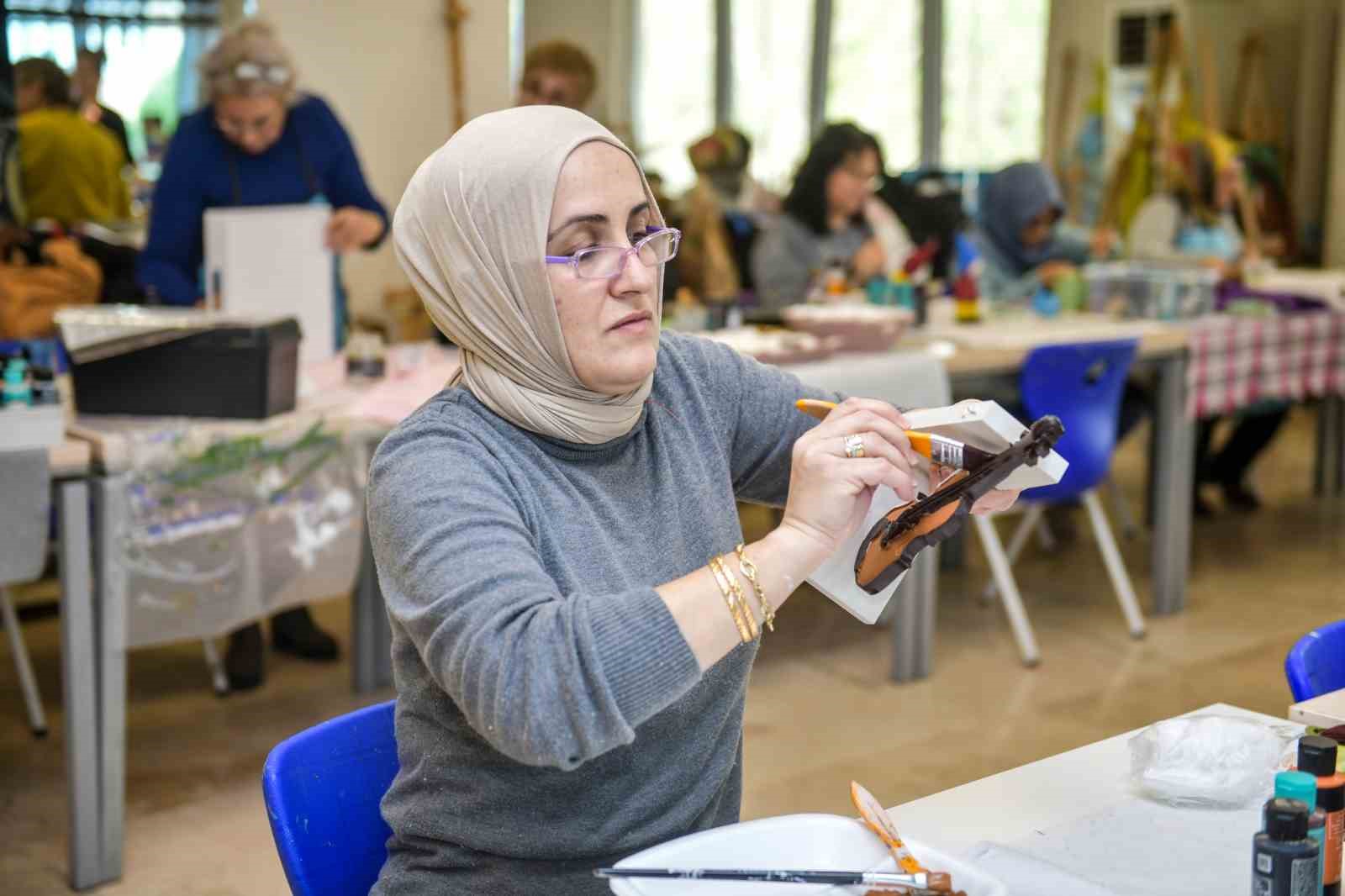 Esenyurt Belediyesi’nden vatandaşlara dekoratif ahşap boyama kursu
