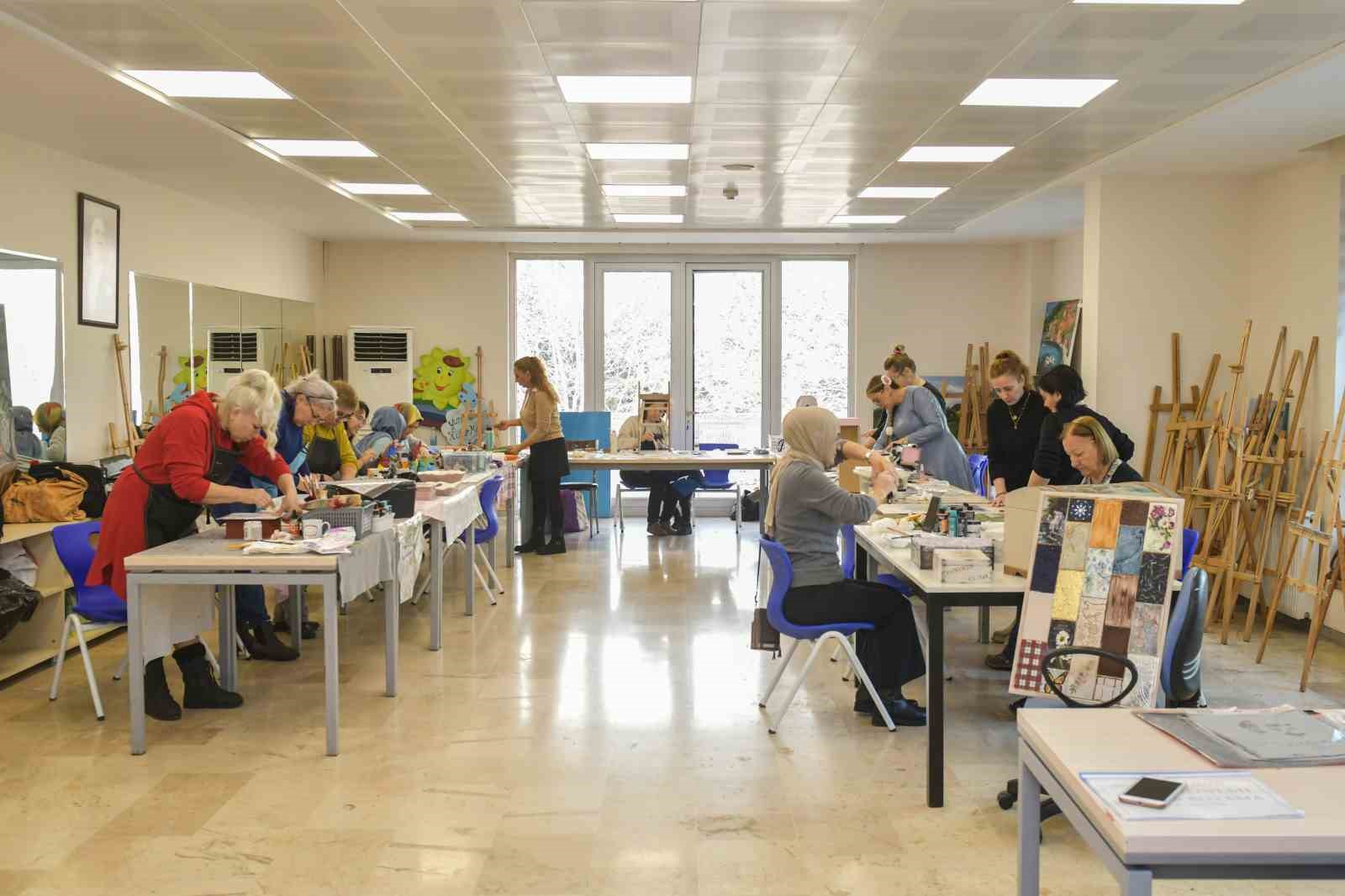 Esenyurt Belediyesi’nden vatandaşlara dekoratif ahşap boyama kursu
