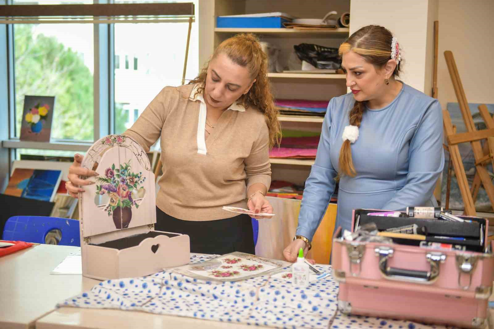 Esenyurt Belediyesi’nden vatandaşlara dekoratif ahşap boyama kursu
