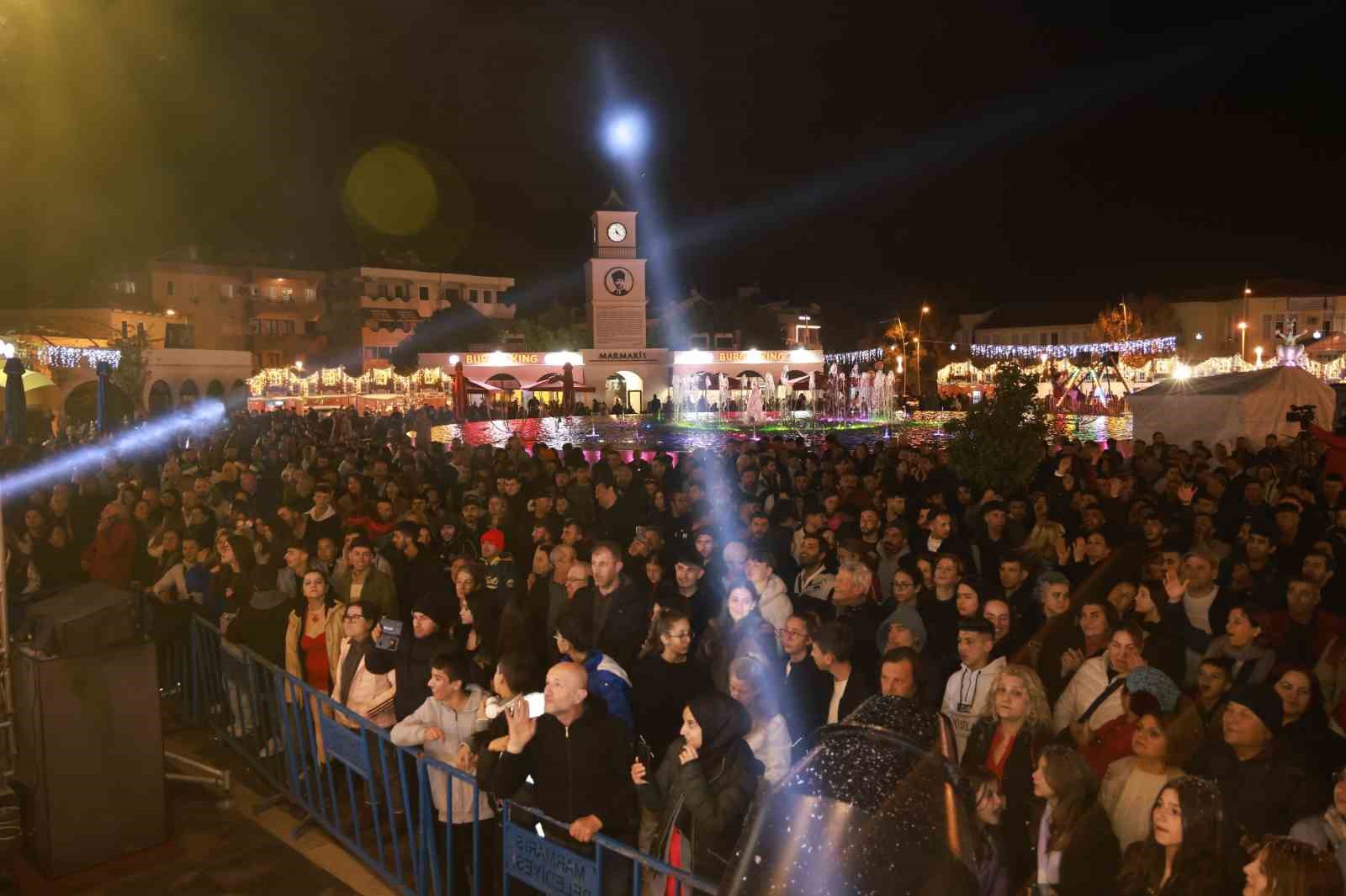 Marmaris, yeni yıla eğlenerek girdi
