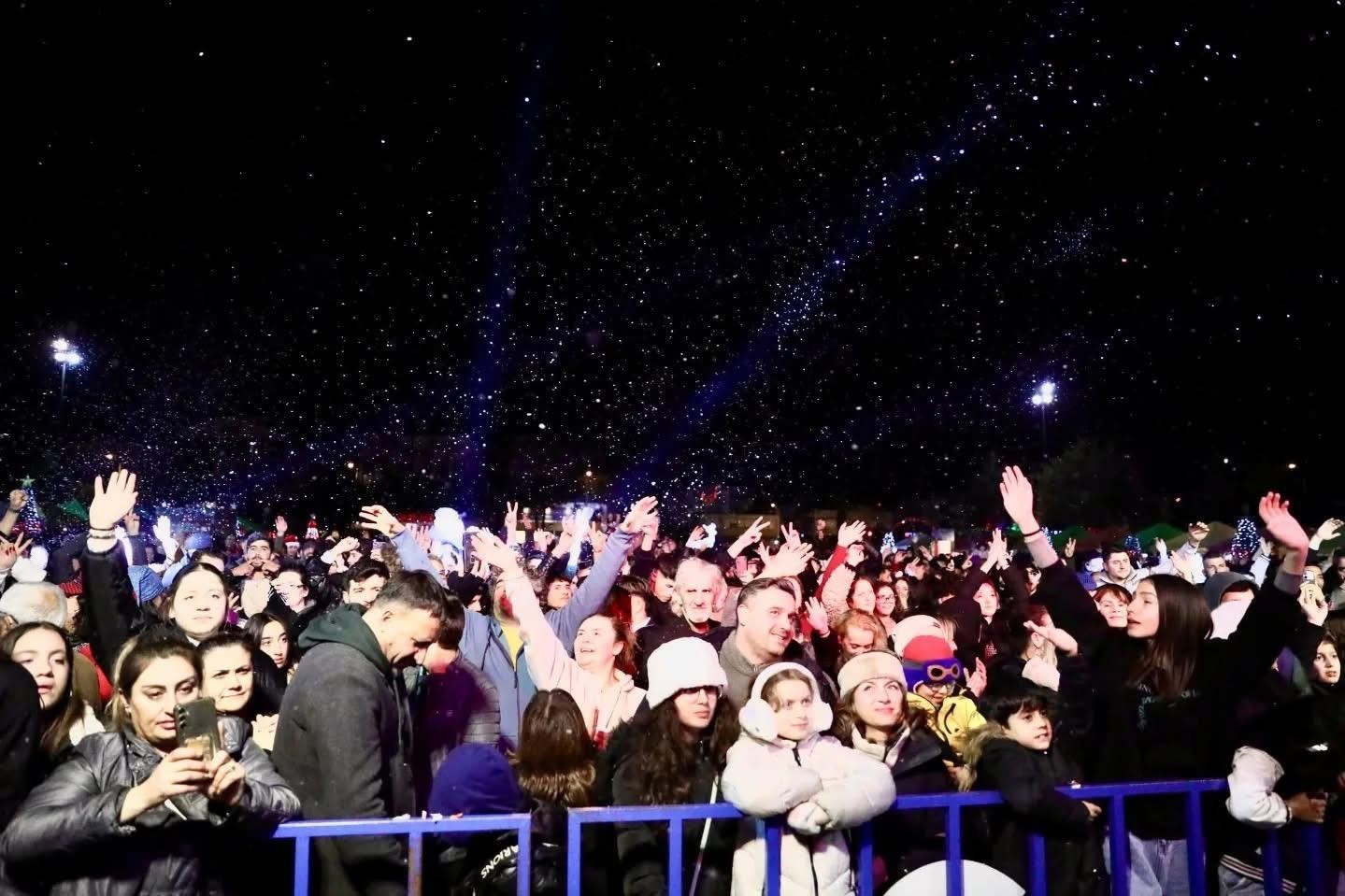 Didim’de binlerce kişi yeni yıl coşkuunu Başkan Gençay ile birlikte yaşadı
