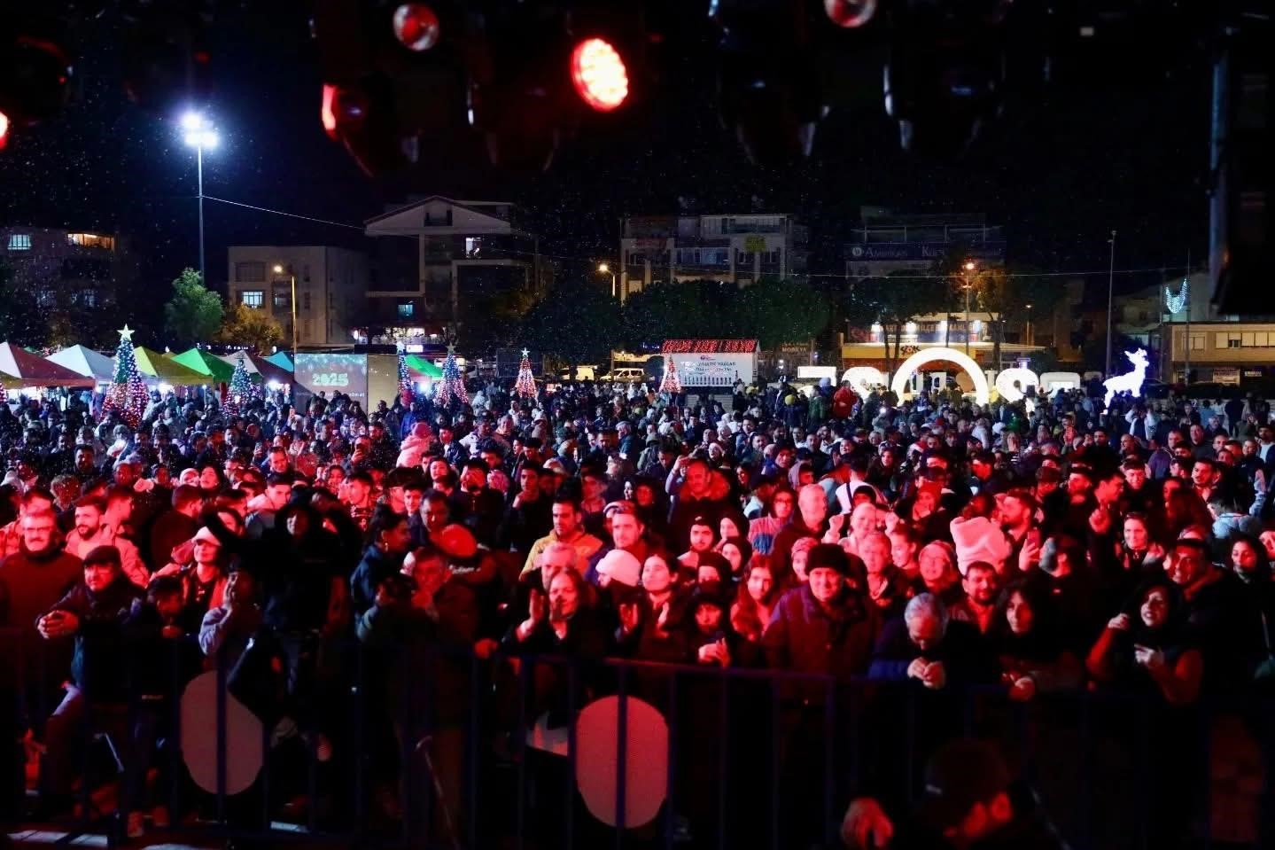 Didim’de binlerce kişi yeni yıl coşkuunu Başkan Gençay ile birlikte yaşadı
