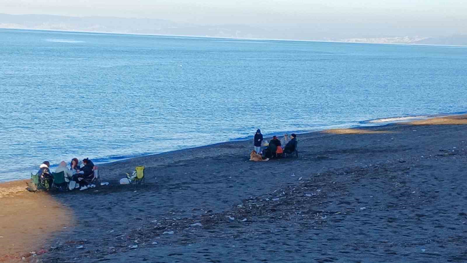 Yeni yılın ilk gününde vatandaşlar kumsallara indi
