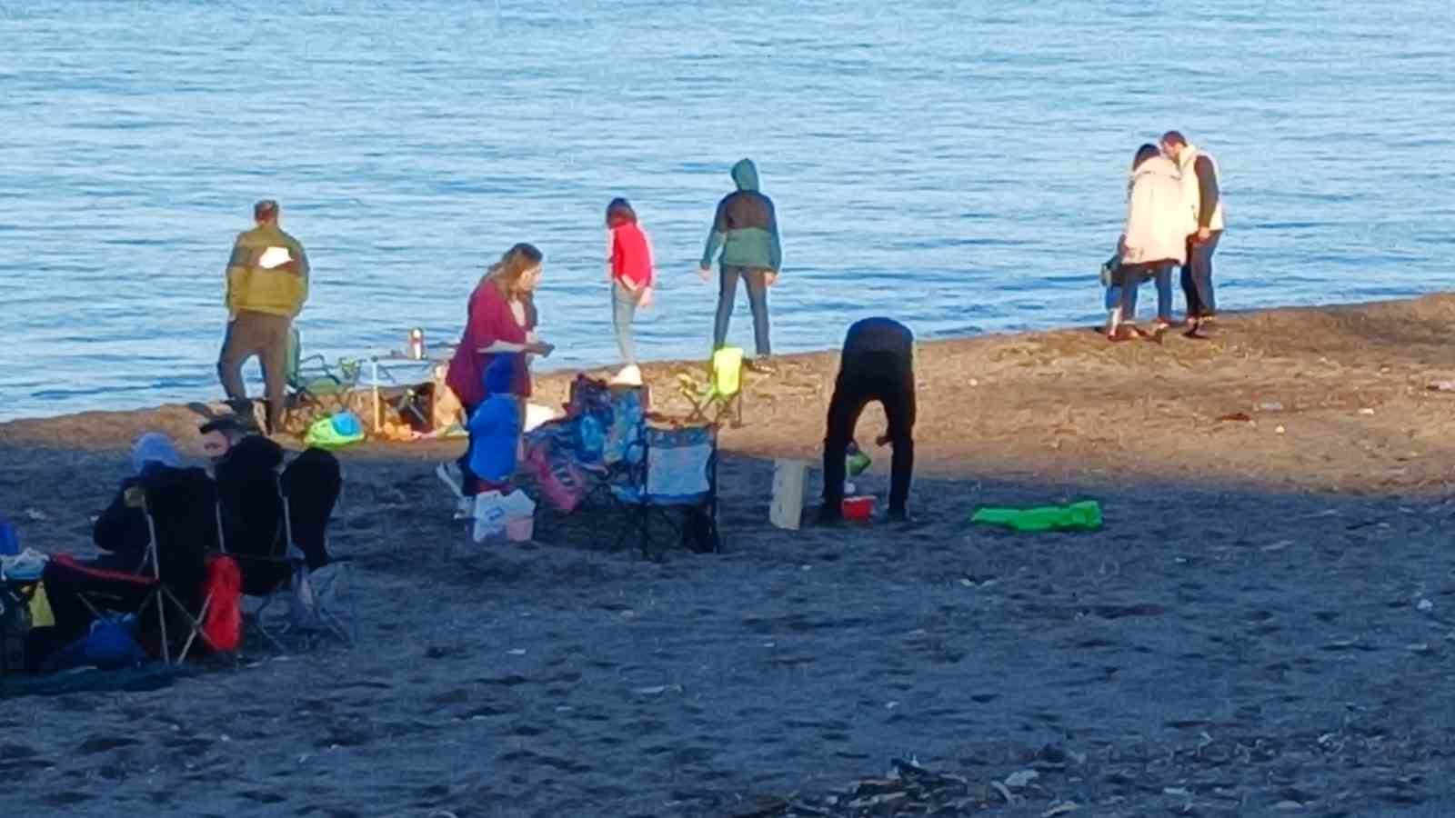 Yeni yılın ilk gününde vatandaşlar kumsallara indi
