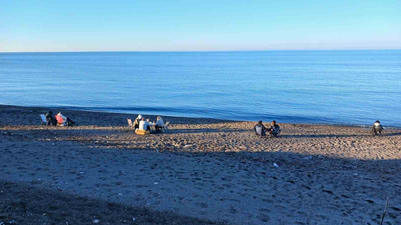 Yeni yılın ilk gününde vatandaşlar kumsallara indi
