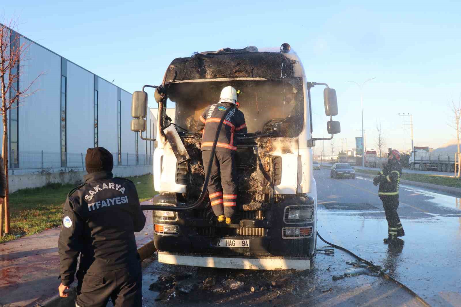 Park halindeki tır alev alev yandı
