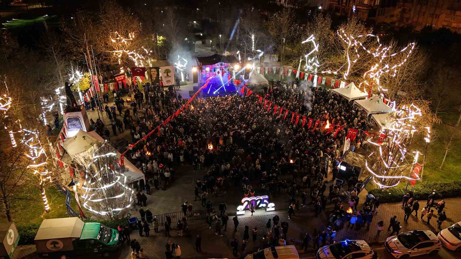 Şehitkamil yeni yıla sokak partisi ile girdi
