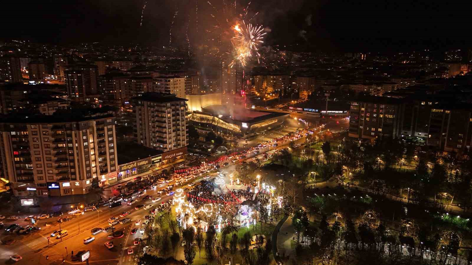 Şehitkamil yeni yıla sokak partisi ile girdi
