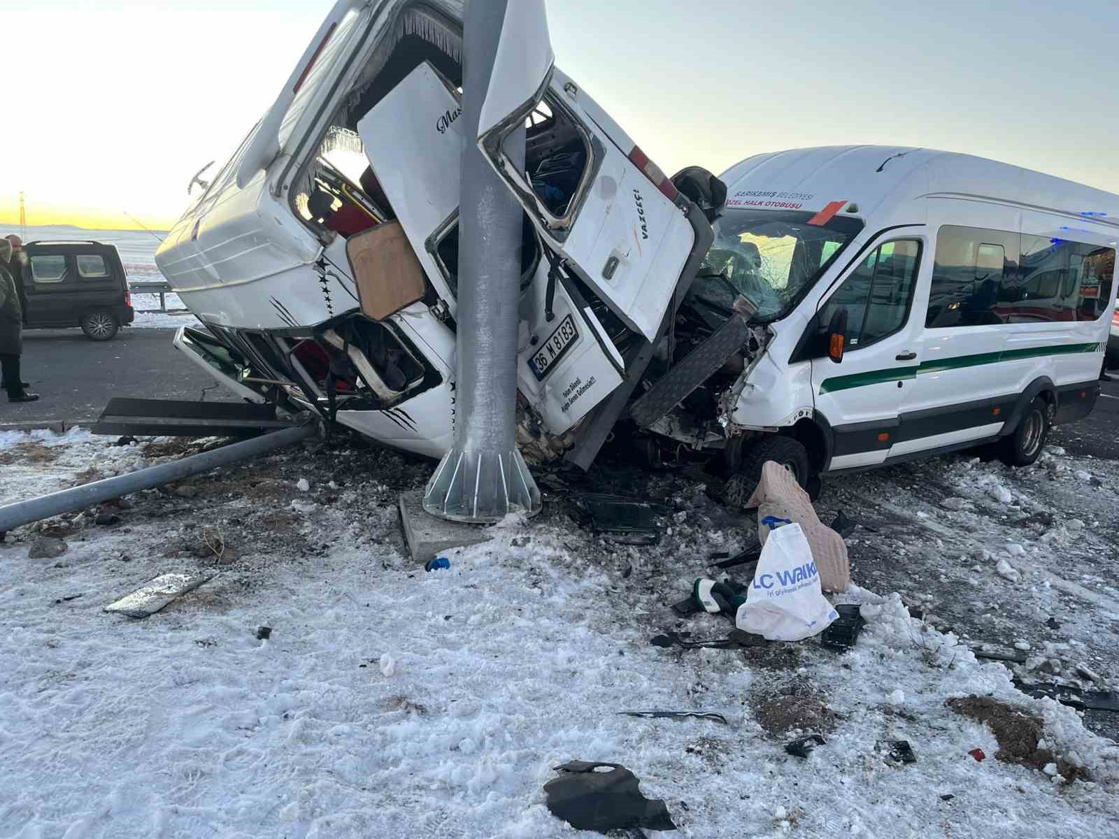 Kars’ta iki minibüs çarpıştı: 13 yaralı
