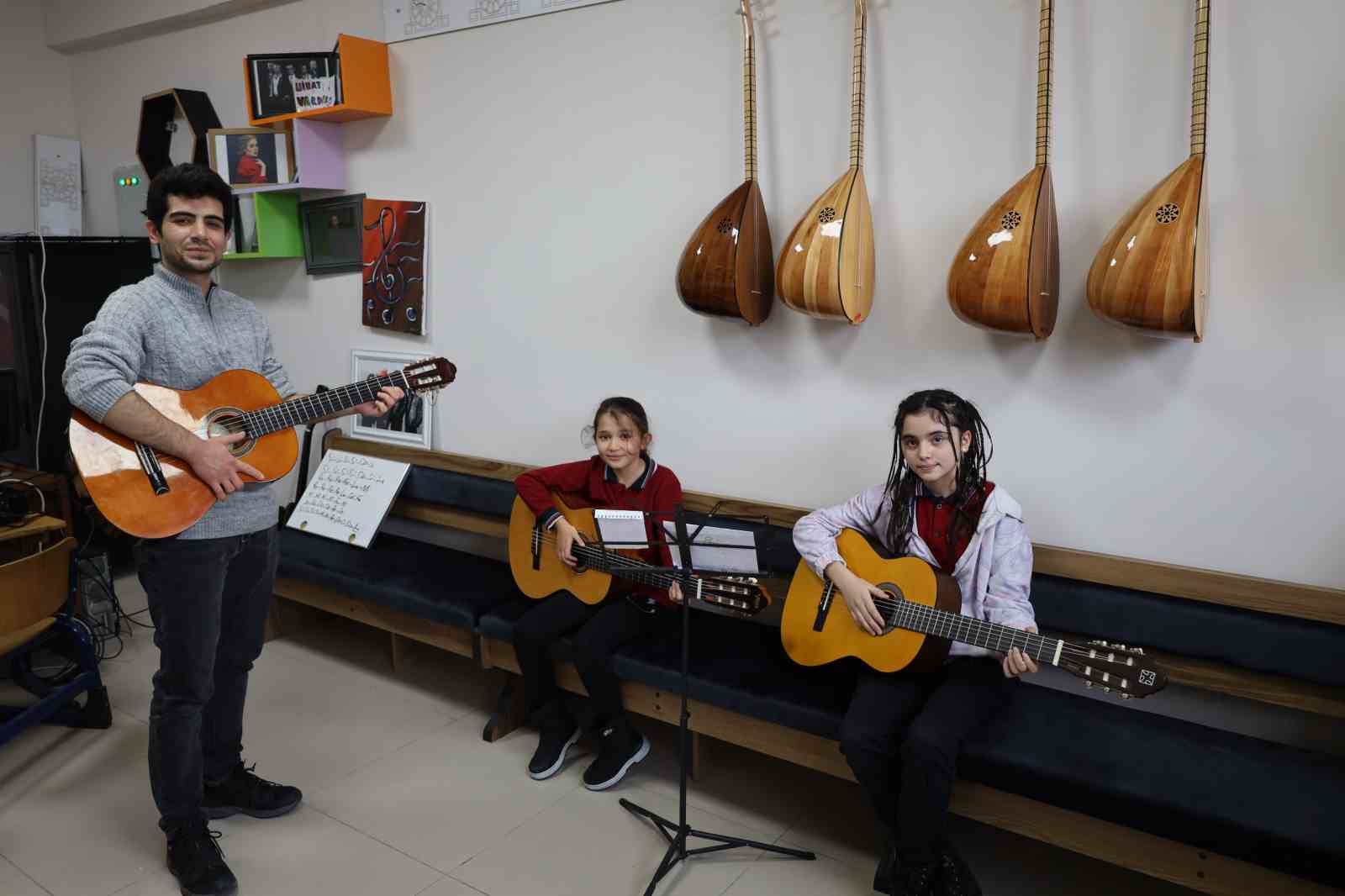 Bu okulun öğrencileri ders sonrası soluğu atölye ve spor salonlarında alıyor
