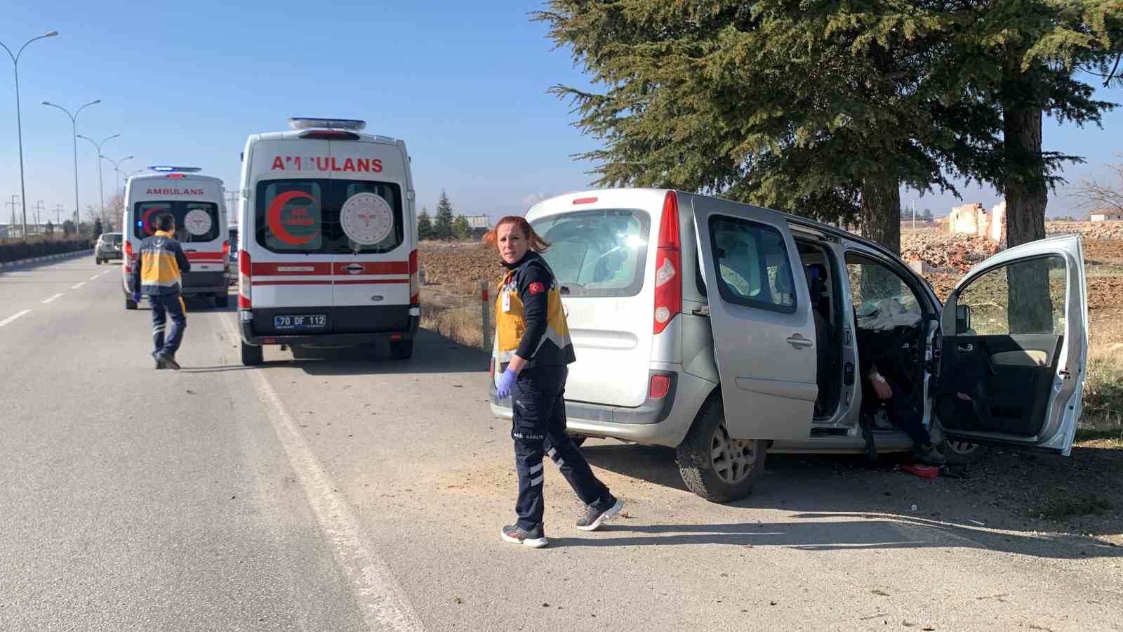 Kontrolden çıkan hafif ticari araç ağaca çarptı: 2 yaralı
