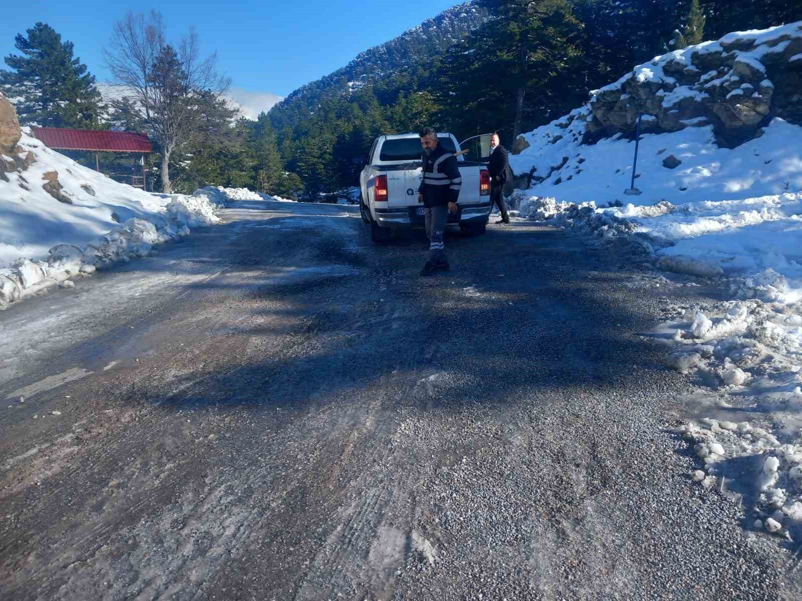 Alanya Taşatan yolunda tuzlama çalışması
