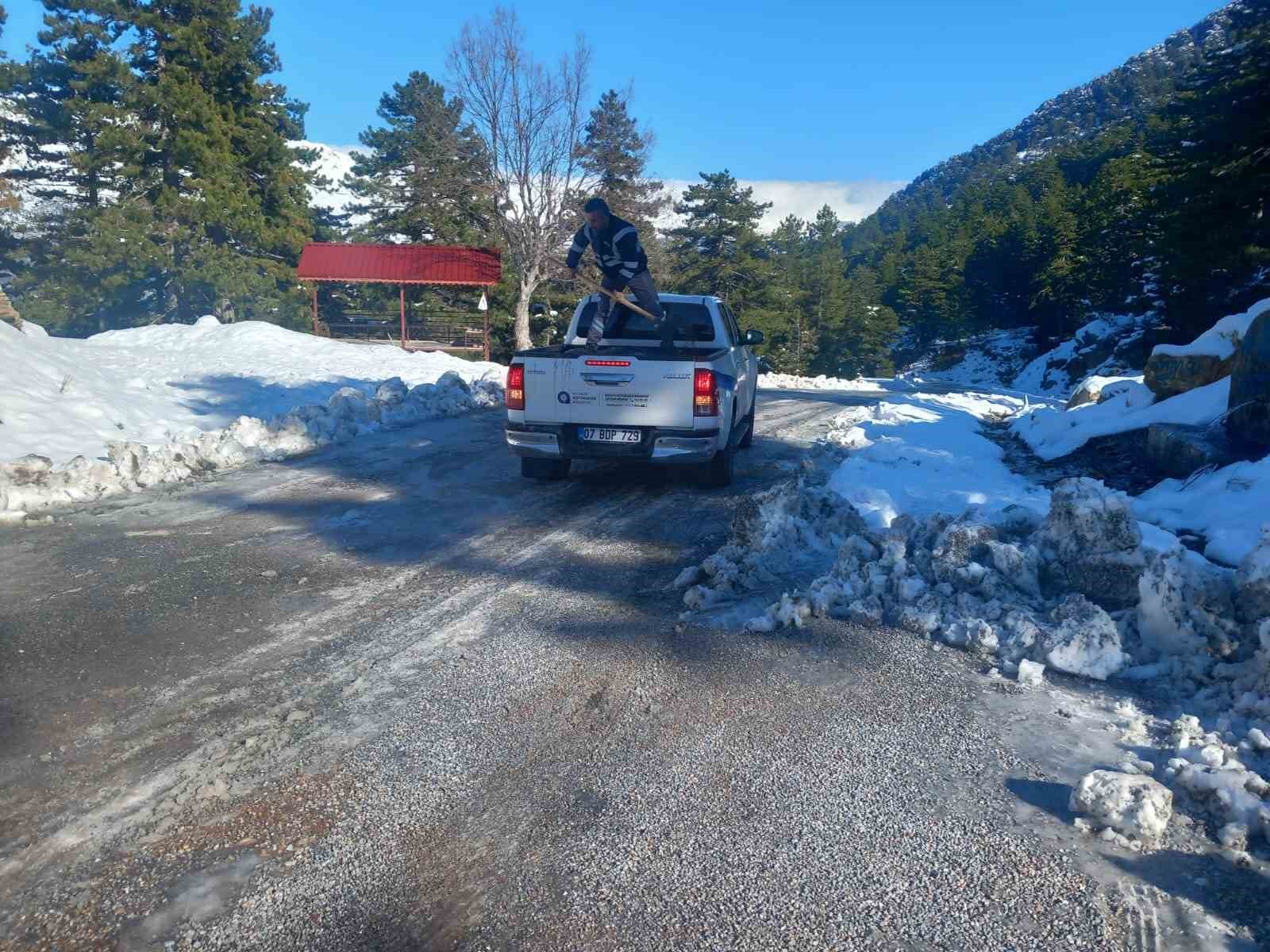 Alanya Taşatan yolunda tuzlama çalışması
