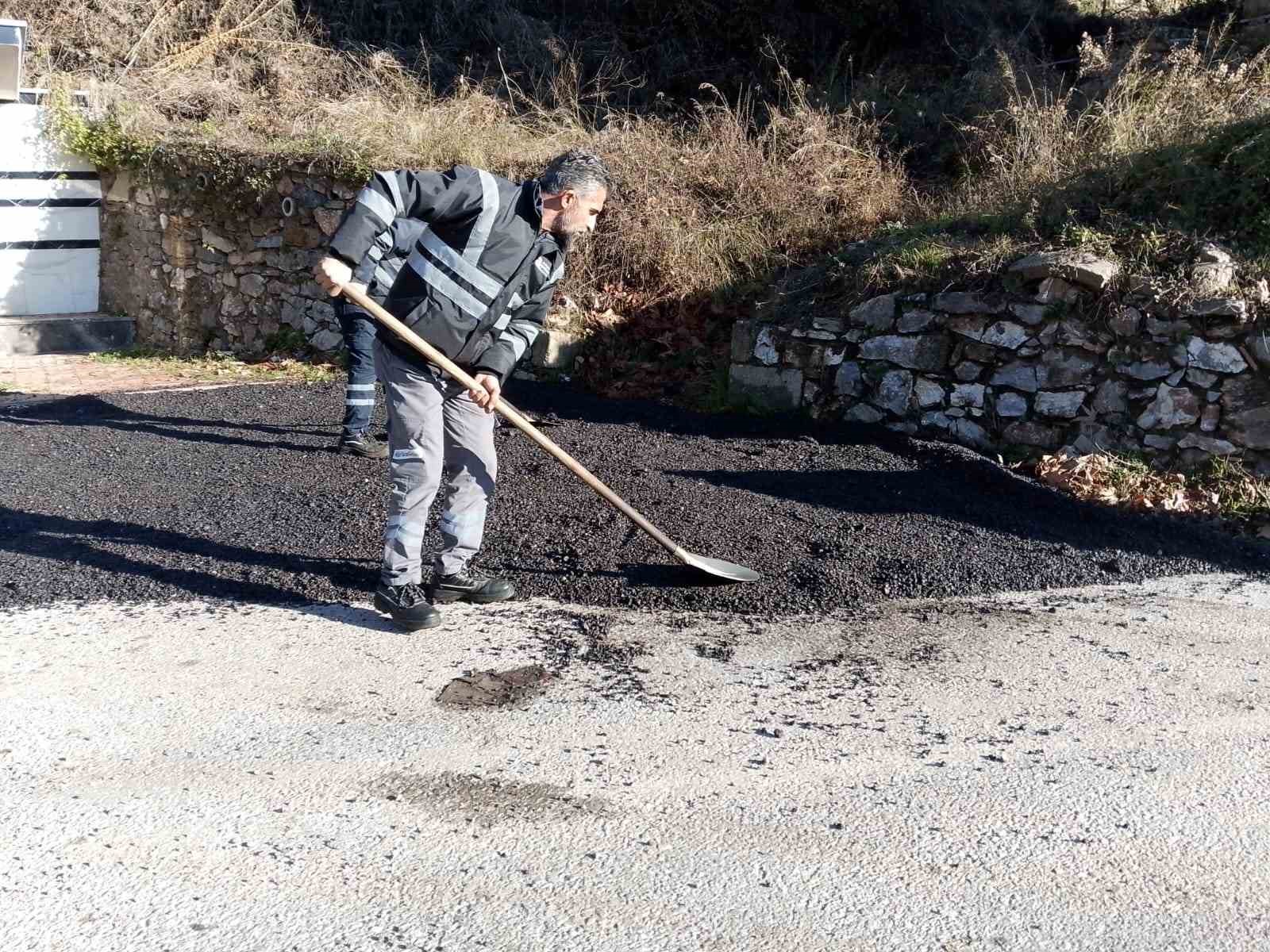 Alanya Taşatan yolunda tuzlama çalışması
