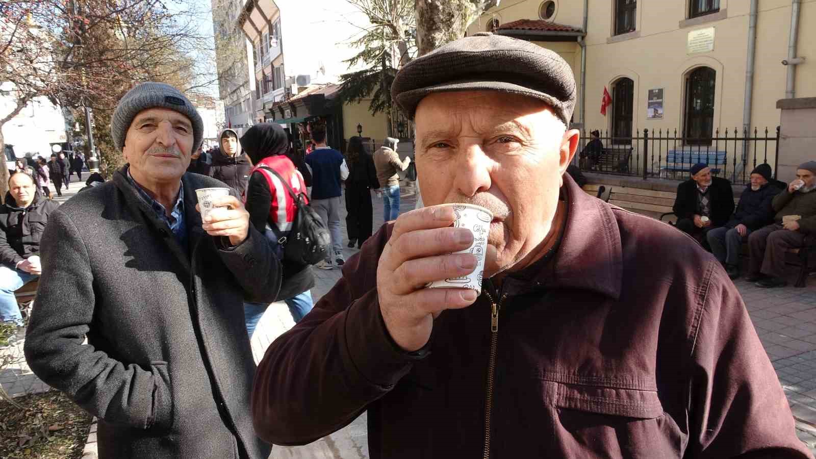 Kütahya Vakıflar Bölge Müdürlüğü’nden halka salep ikramı
