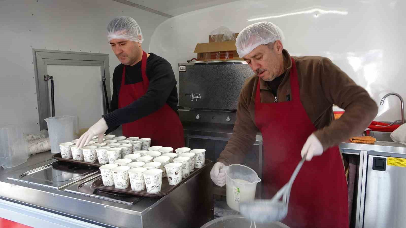 Kütahya Vakıflar Bölge Müdürlüğü’nden halka salep ikramı
