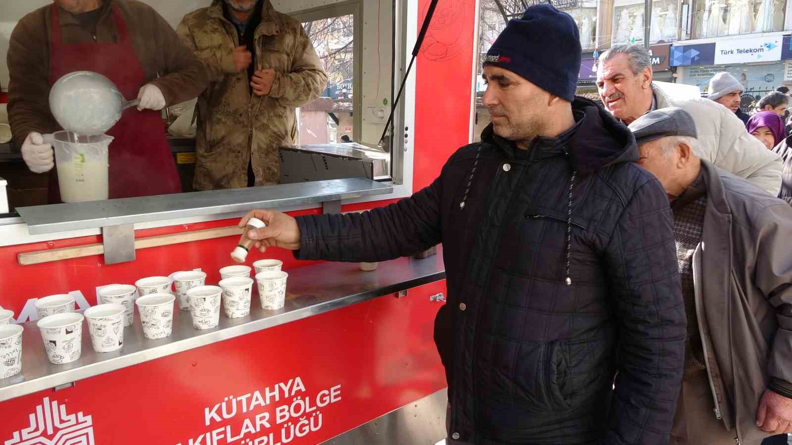 Kütahya Vakıflar Bölge Müdürlüğü’nden halka salep ikramı
