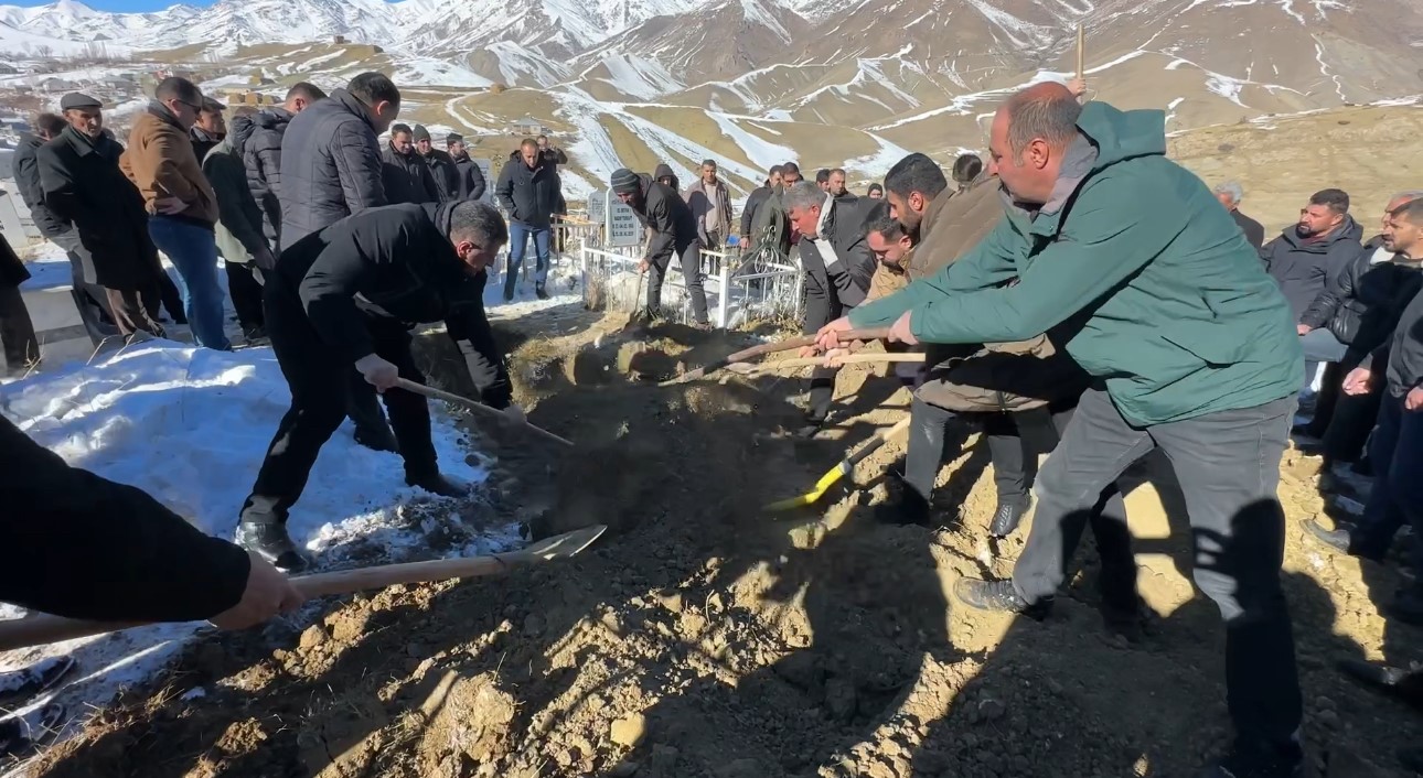 Kazada kaya parçasının isabet ettiği çocuk gözyaşları arasında toprağa verildi
