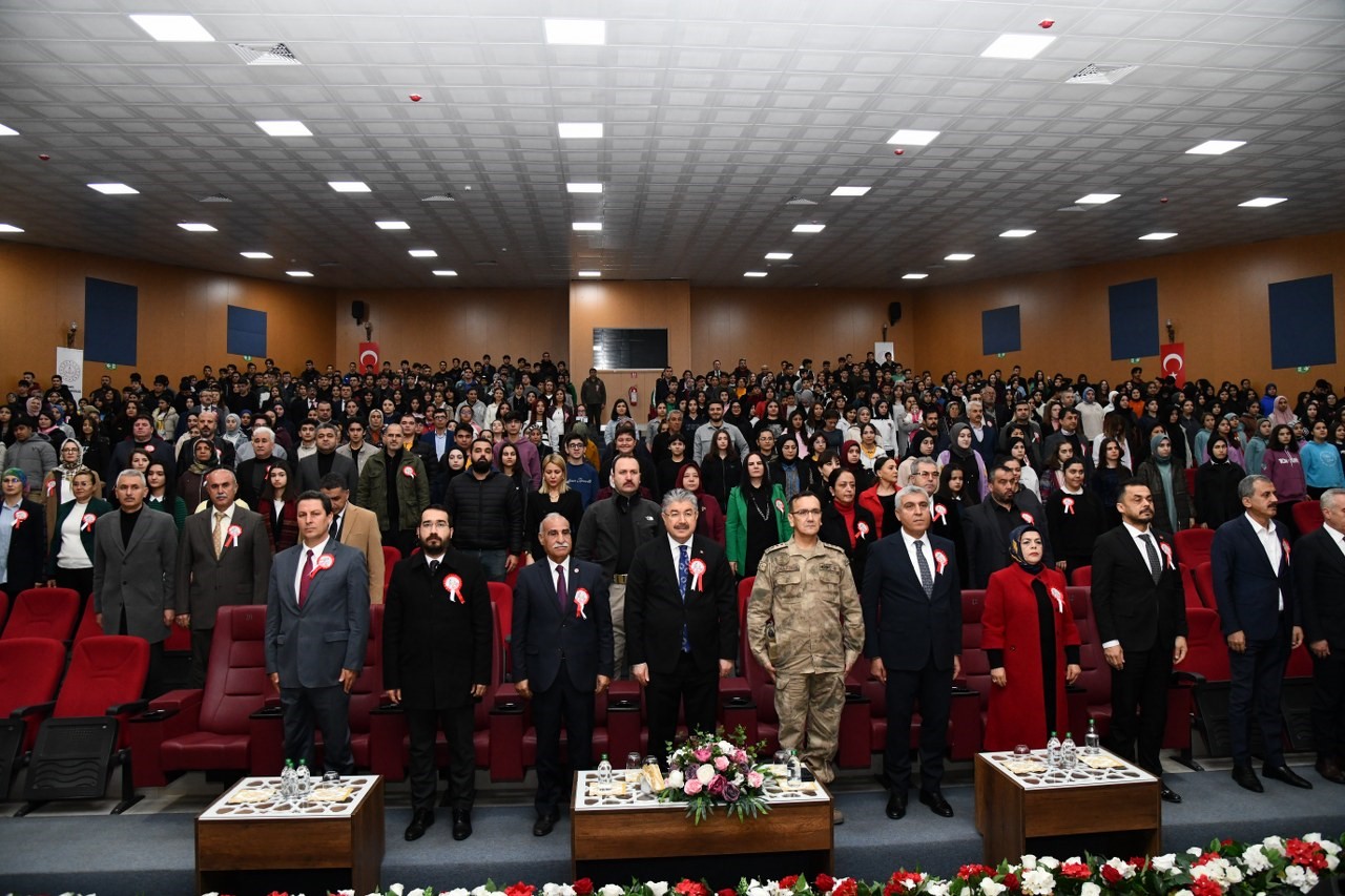 Osmaniye’de “Tayyar Rahime” tiyatro oyunu seyirciyle buluştu
