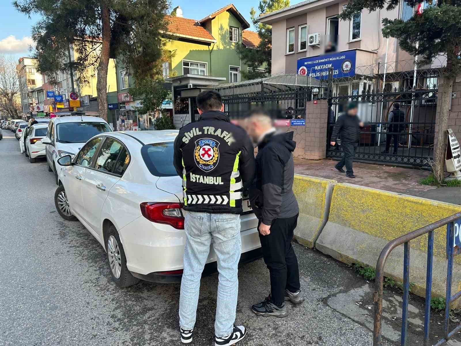 Beykoz’da trafiği tehlikeye düşüren 2 sürücü yakalandı
