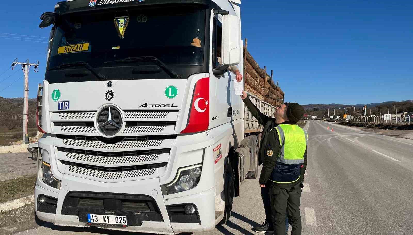 Kütahya’da orman emvali yüklü araçlar denetlendi
