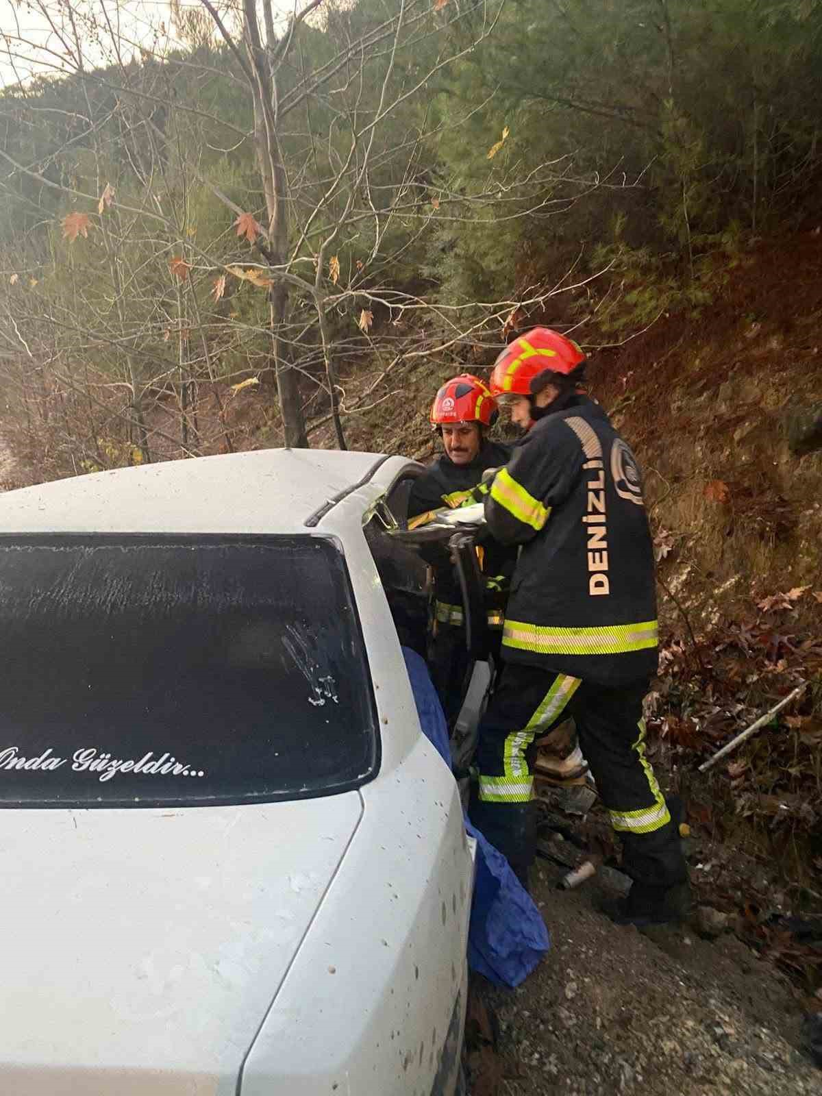 Kontrolden çıkan otomobil ağaca çarparak durabildi;3 yaralı
