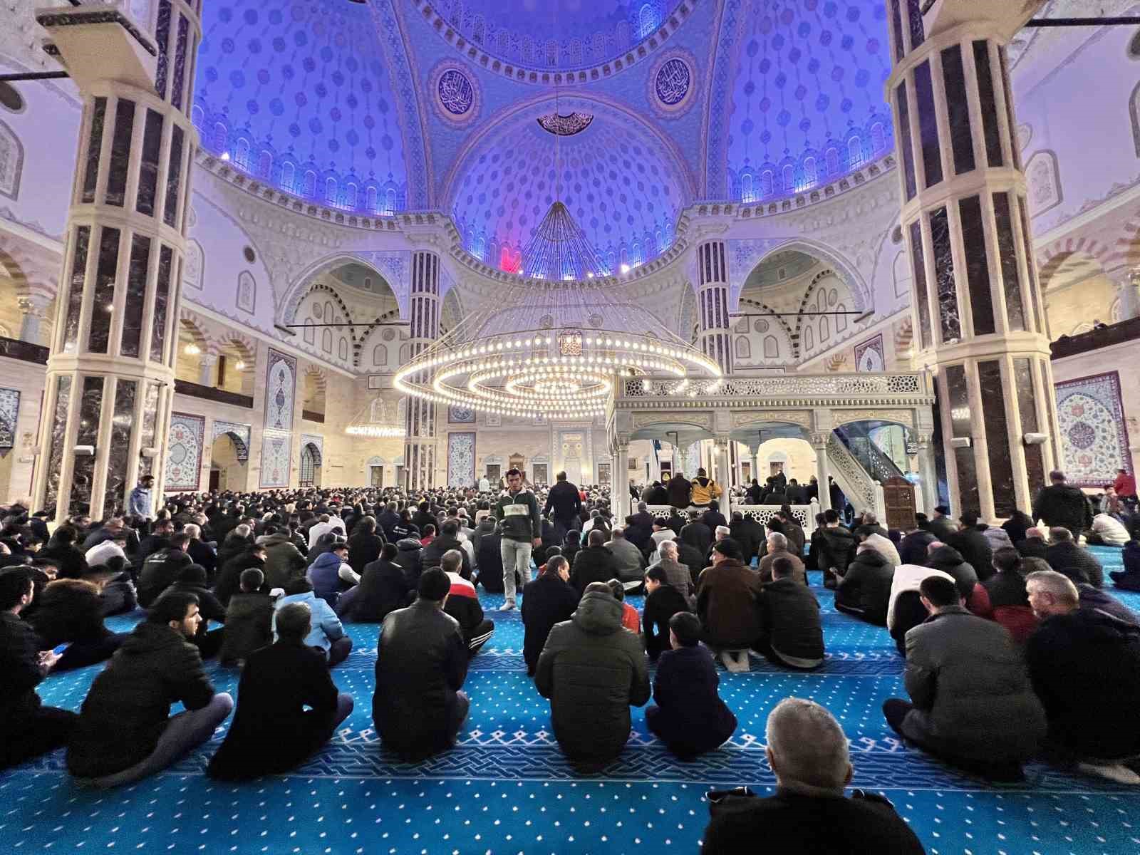 Regaip Kandili’nde Abdülhamid Han Camii doldu taştı
