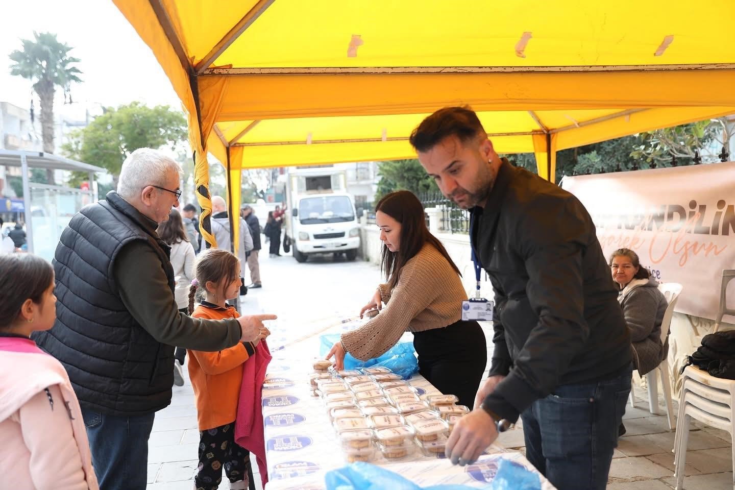 Didim Belediyesi’nden vatandaşlara kandil simidi ikramı
