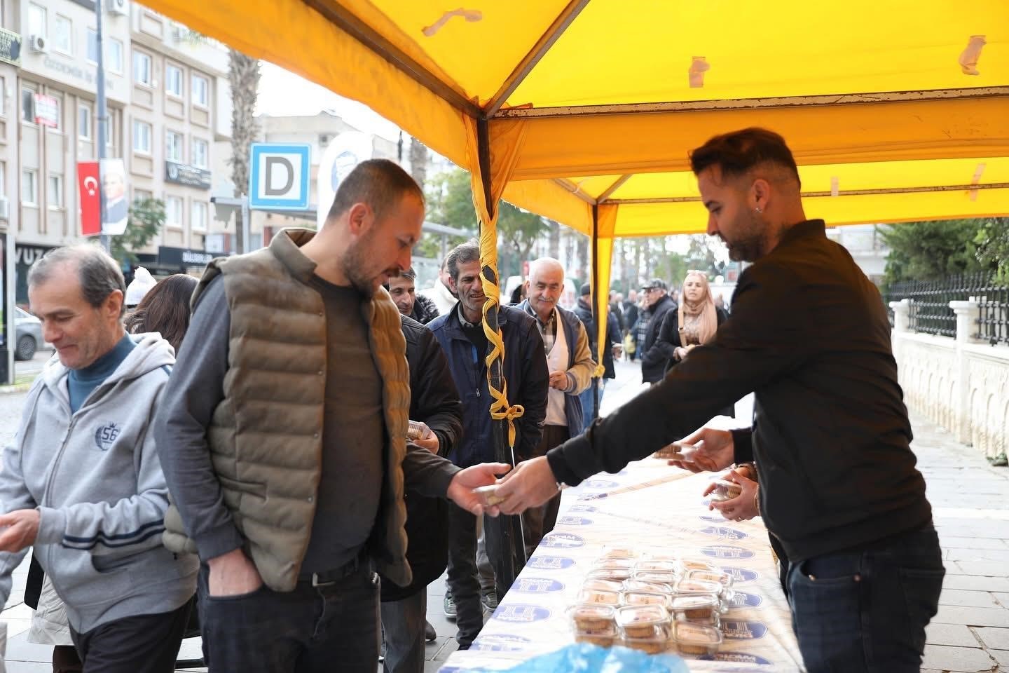 Didim Belediyesi’nden vatandaşlara kandil simidi ikramı
