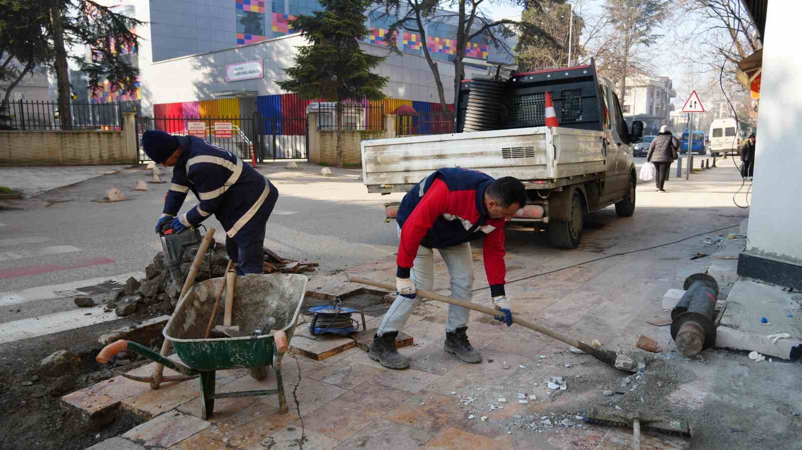 Kaldırım tadilatı ve peyzaj çalışmaları devam ediyor
