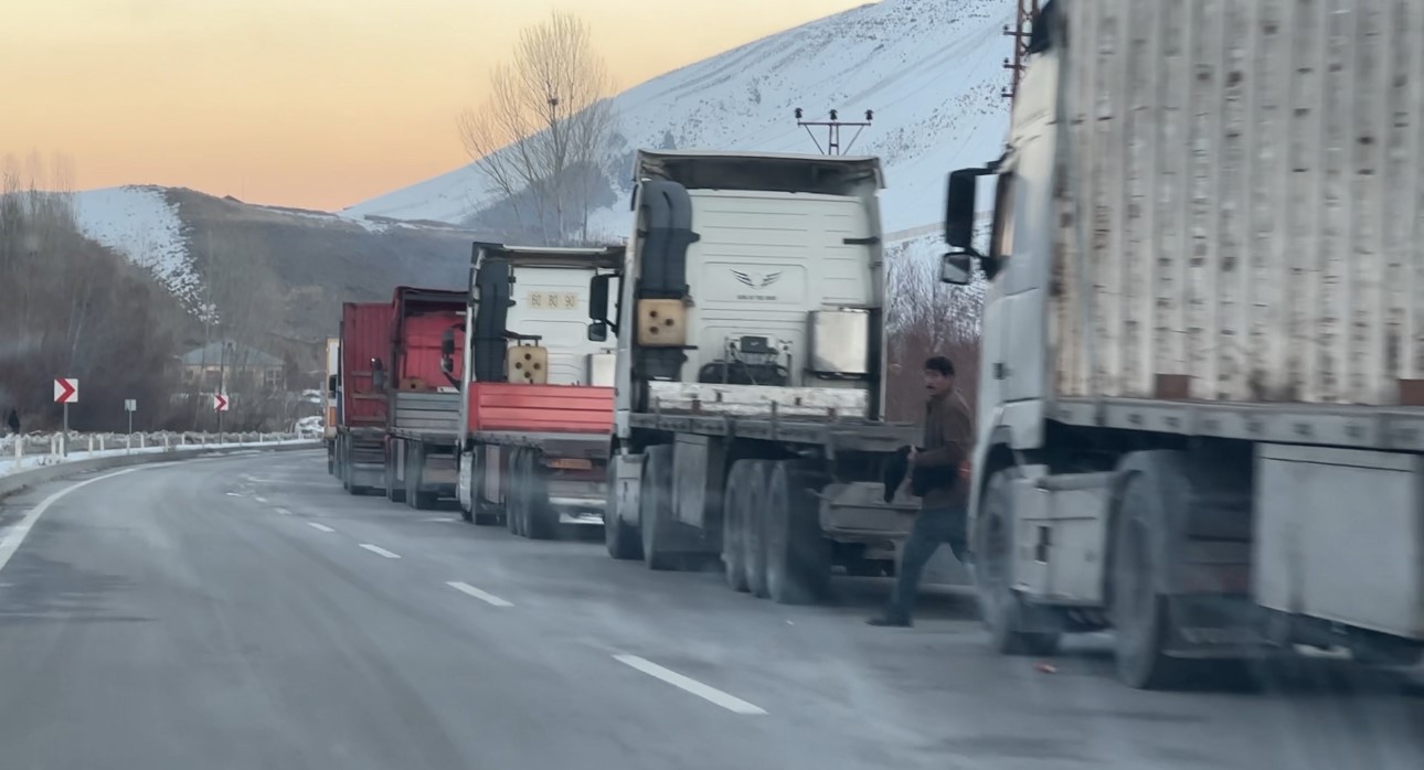 Türkiye-İran sınırında 10 kilometrelik tır kuyruğu oluştu
