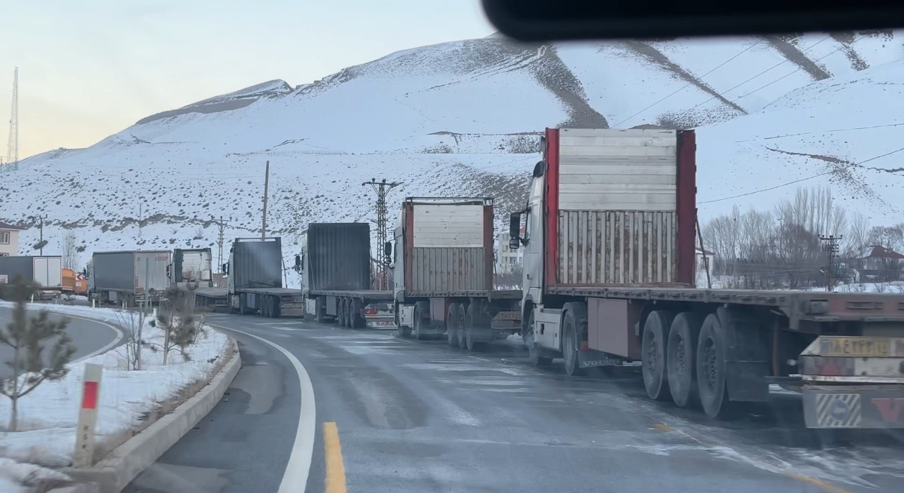 Türkiye-İran sınırında 10 kilometrelik tır kuyruğu oluştu
